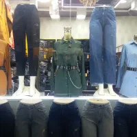 فروشنده خانم بوتیک زنان