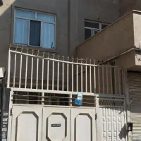 رهن-اجاره-خانه-طبقه-اول-دو-خواب-با-بالکن-و-حیاط