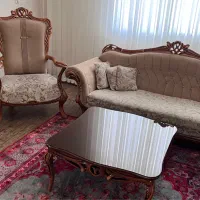 یک دست مبل استیل هفت نفره،و یک آینه و کنسول شیک