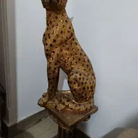 مجسمه کنار سالنی