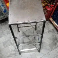 چهارپایه آهنی کارکرده بسیار مقاوم