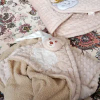 قنداق فرنگی نوزادی با پتو نوزادی در حد نو