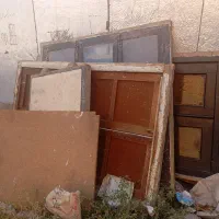 در پنجره کمد دیواری قدیمی