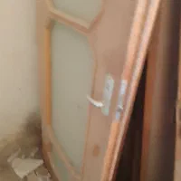 ده عدد درب چوبی با شیشه اکثرا قفل هم دارد