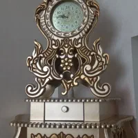 ساعت ومیز کنار سالنی