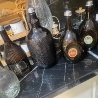 تعدادی بطری شیشه ای در دار