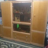 یک بوفه با دو کناری جا لباسی