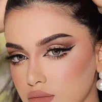 مدل جهت انجام میکاپ