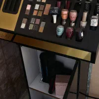 استند لوازم آرایشی درحد نو