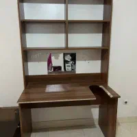 کتابخانه و میز تحریر