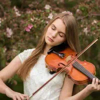 آموزش ویلن توسط مربی خانم