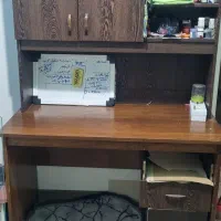 میز تحریر و‌کتابخانه
