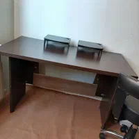تعدادی میز تحریر اداری