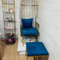 استیج پدیکور همراه با قفسه وسایلش