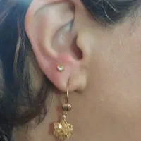 گوشواره ی نگینی با سوراخ کردن گوش