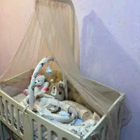 تخت کنار مادر