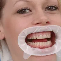 نیازمند دندانپزشک زیبایی و درمانی