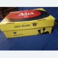 کفش کوهنوردی اسیا. ماشین کهنه شور. صندلی غذا کودک