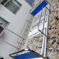 تخت بیمار و یک صندلی حمام بیمار