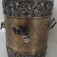 سطل آشغال کنار سالنی بسیار شیک
