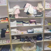 ۴ عدد قفسه و یک عدد ویترین مغازه به فروش میرسد