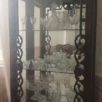 ویترین چوبی سالم و تمیز