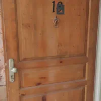 در چوبی واحد و در حمام و دستشویی