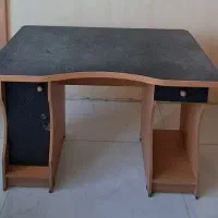 میز تحریر و کامپیوتر