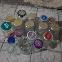 تعدادی شیشه درب دار