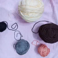 نخ مکرومه چهار سوزنه کلاف شده