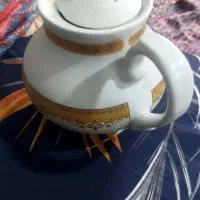 یک عدد قوری چینی سالم سالم است فروشی