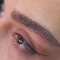 نیازمند مدل آرایش دائم و تینت لب