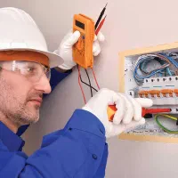 نیروی ساده با آشنایی جزیی به تابلو برق و تاسیسات