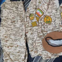 یک دست لباس سربازی و یک کلاه
