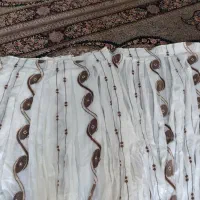 با سلام یک پرده ۳/۵ متری در حد نو . پیله دوز هستش