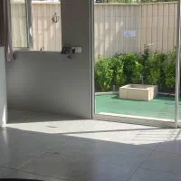 حیاط-رو-باز-مناسب-برای-کافی-شاپ-به-همراه-مشتری