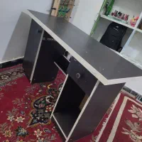 میز تحریر و کامپیوتر