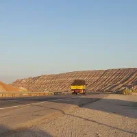 راننده با پاترول برای سرویس