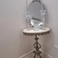 آینه و شمعدان و میز