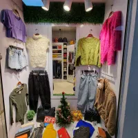 دکور ویترین بوتیک مغازه لباس و شلوار و کیف و کفش