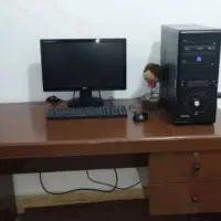 کامپیوتر همراه با میز