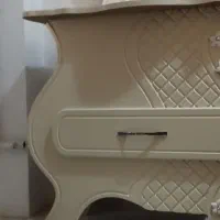 آیینه و کنسول کرم و شیری