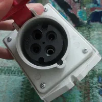 پریز و چهارشاخه سهفاز صنعتی