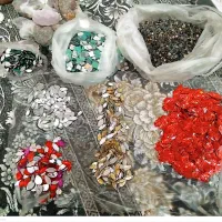 مقداری مهره و منجوق برای کار دست