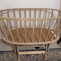 گهواره کنار تخت مادر