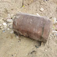 تانکر آب یک سوراخ ریز زیر پایه جلو داره