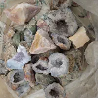 تعداد زیادی سنگ جواهری به صورت یکجا