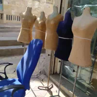 تعدادی مانکن شیک سوزن خور با صندلی