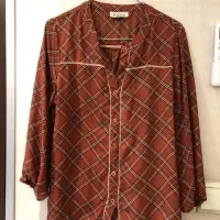 تعدادی لباس در حد نو بین ۳۰۰تا ۵۰۰