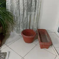 یک گلدان مستطیل شکل و یک گلدان گرد